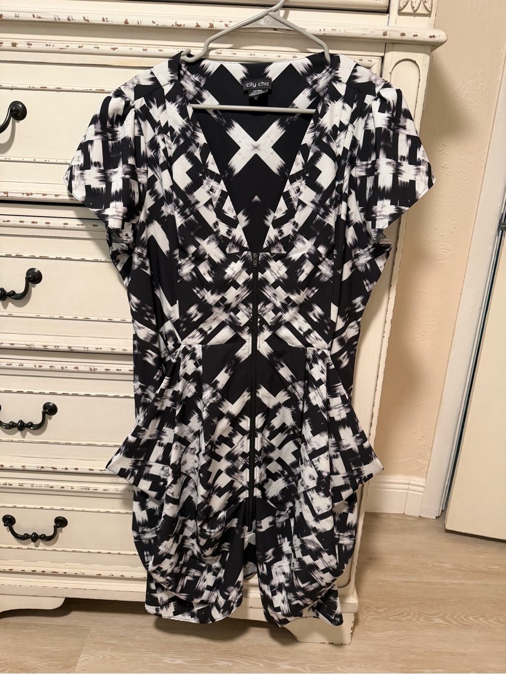 City Chic Black & White Geometric V-Neck Peplum Dress with Pockets